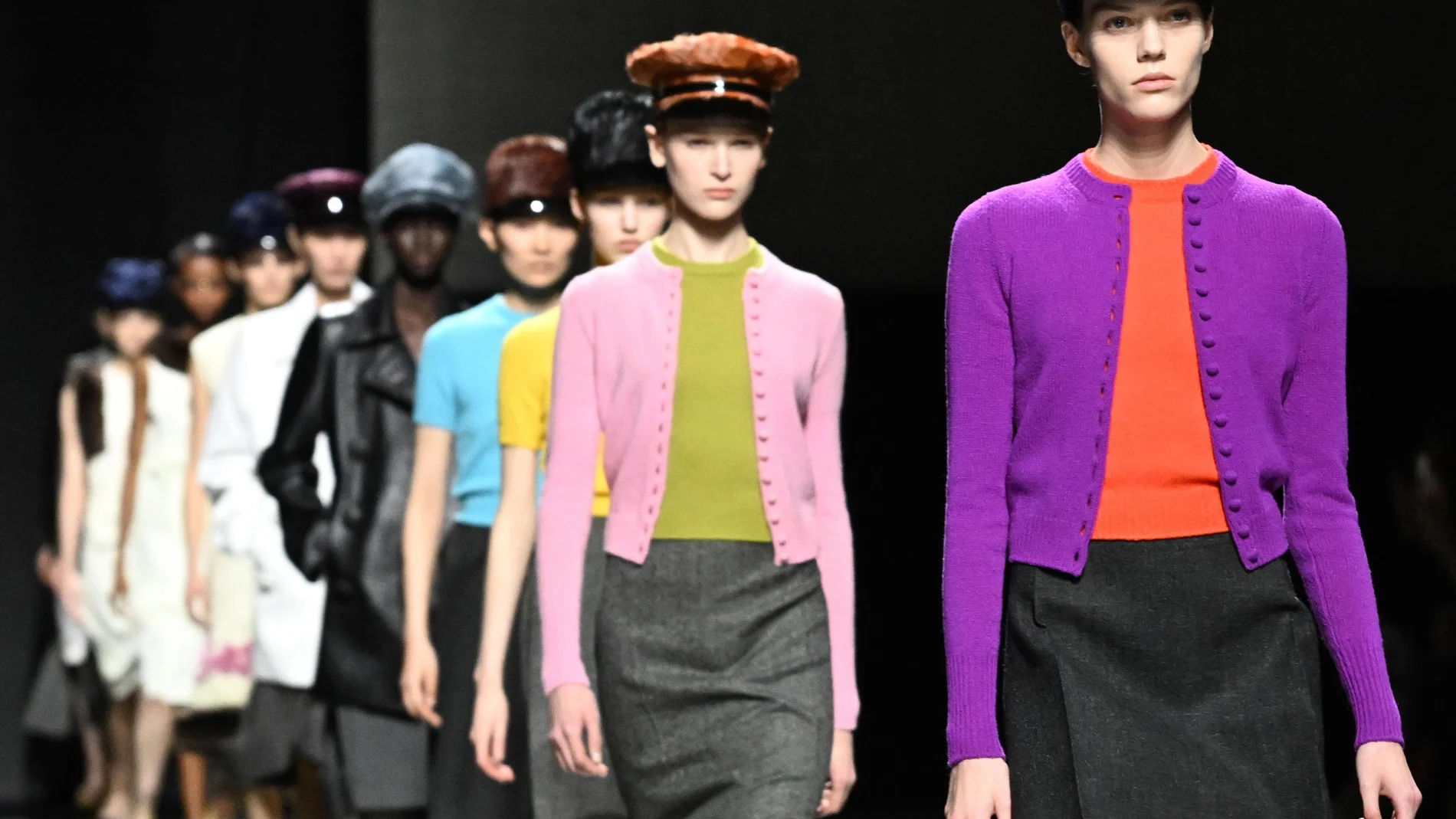 Milan (Italy), 21/02/2024.- Models wear creations part of the Prada women's Fall-Winter 2024-25 collection presented at the Milan's Fashion Week in Milan, Italy, 22 February 2024. The women's Fall-Winter 2024-25 collection runs from 20 t0 26 February. (Moda, Italia) EFE/EPA/DANIEL DAL ZENNARO