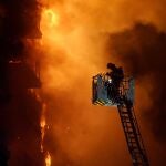 Un incendio de grandes proporciones quema un edificio de 14 pisos en el barrio de Campanar (Valencia)