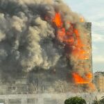 Según el 112, el fuego se ha originado en el cuarto piso de este edificio del barrio de Campanar