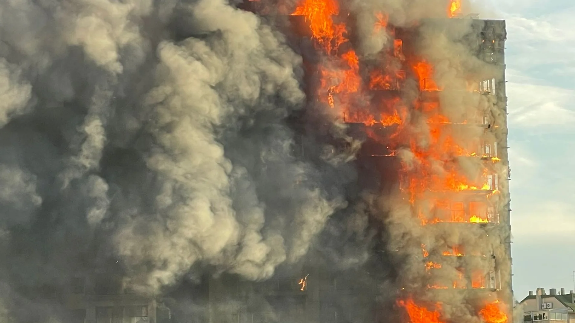 Según el 112, el fuego se ha originado en el cuarto piso de este edificio del barrio de Campanar