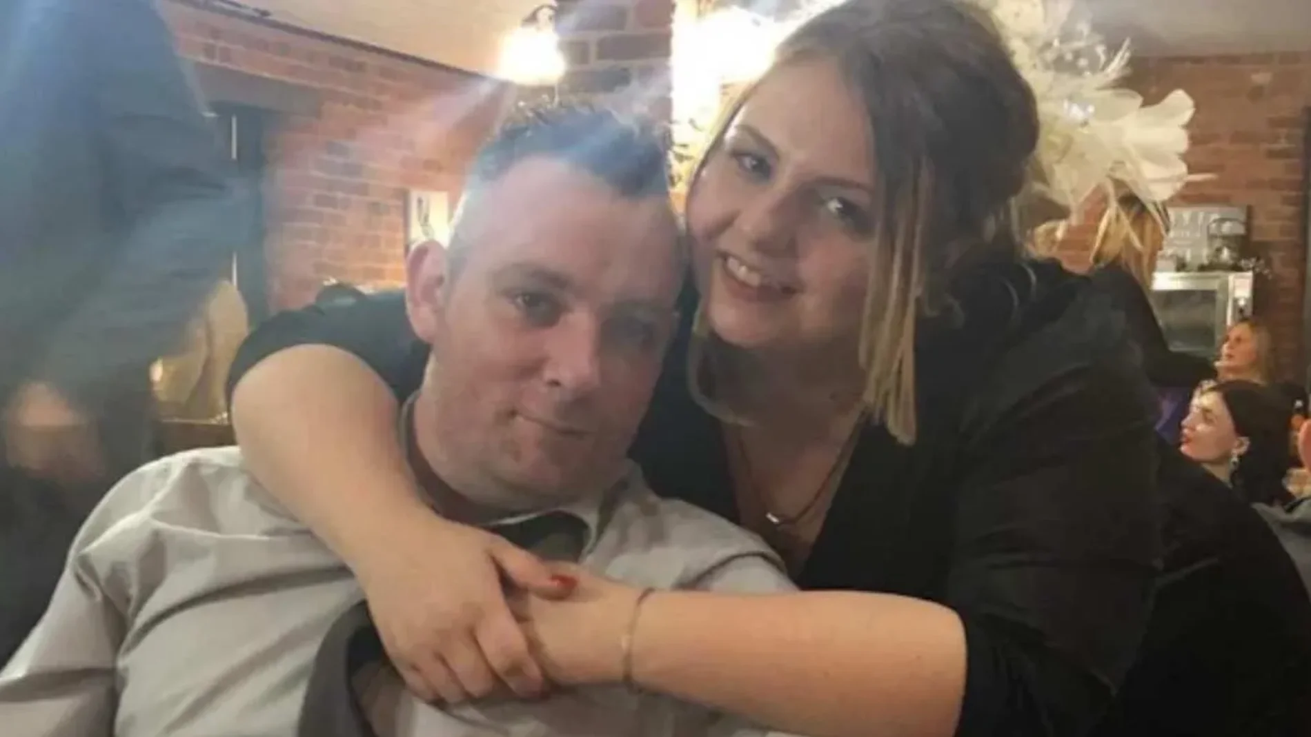 Michael Cartlidge y Charlotte Cox se han declarado la guerra después de ganar en una tarjeta rasca de la Lotto
