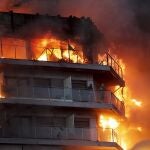 El edificio en llamas de Valencia