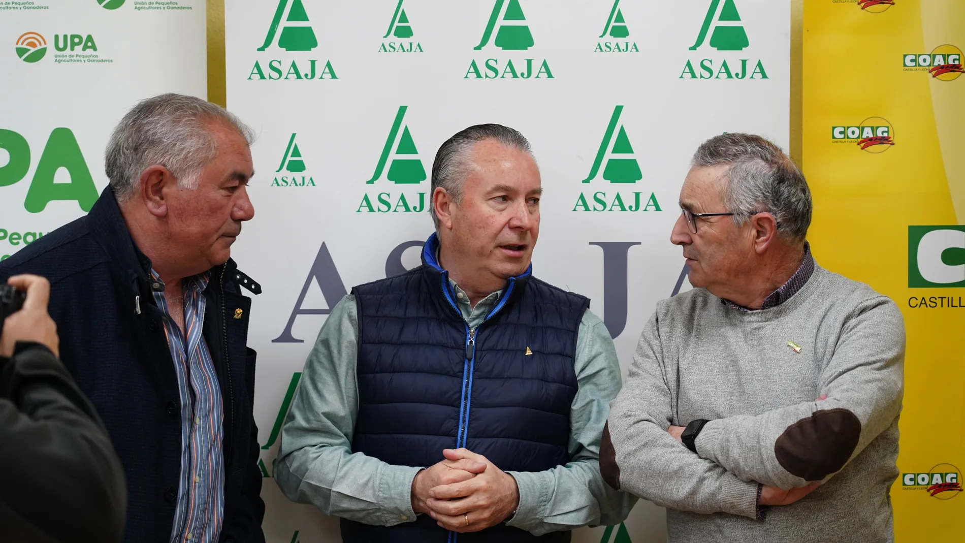 Donaciano Dujo junto a Aurelio González y Lorenzo Rivera tras presentar la protesta
