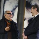 El fotógrado Jordi Socías junto al consejero de Cultura, Turismo y Deporte, Mariano de Paco Serrano