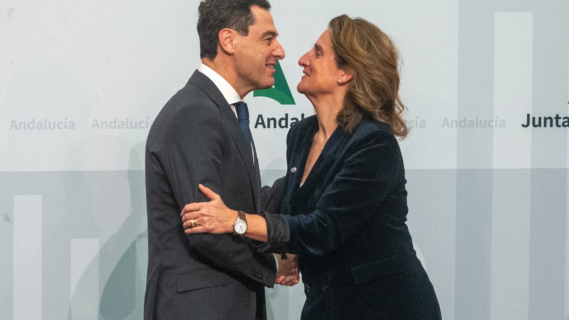 El presidente de la Junta de Andalucía, Juanma Moreno y la vicepresidenta tercera del Gobierno de España y ministra para la Transición Ecológica y el Reto Demográfico, Teresa Ribera tras la rueda de prensa posterior a la reunión, a 22 de febrero d 2024, en Sevilla, Andalucía (España). El presidente de la Junta de Andalucía, Juanma Moreno, se reúne con la vicepresidenta tercera del Gobierno de España y ministra para la Transición Ecológica y el Reto Demográfico, Teresa Ribera, para abordar asu...