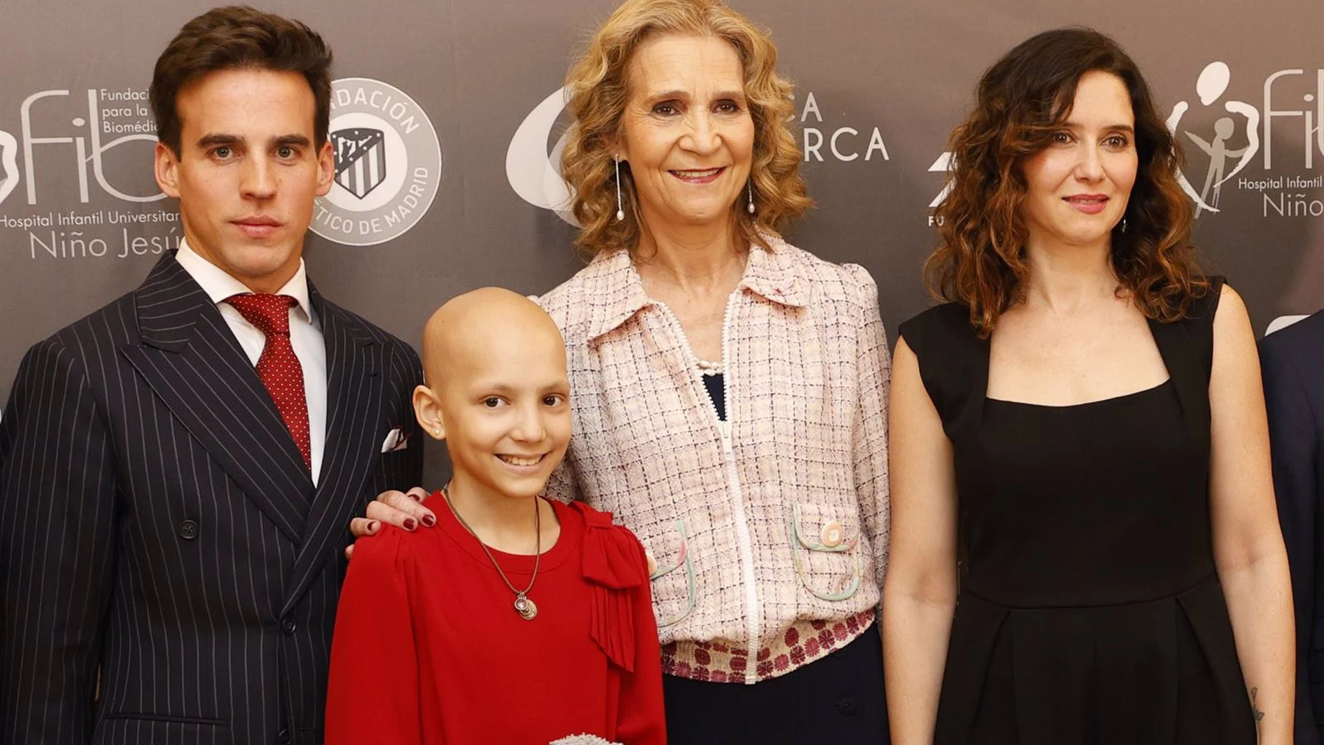 La infanta Elena apoya a Gonzalo Caballero en su último proyecto solidario tras su operación de cataratas