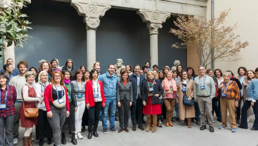 Jesús Morón, Almudena Maíllo y Héctor Coronel junto a alguno de los guías oficiales de APIT