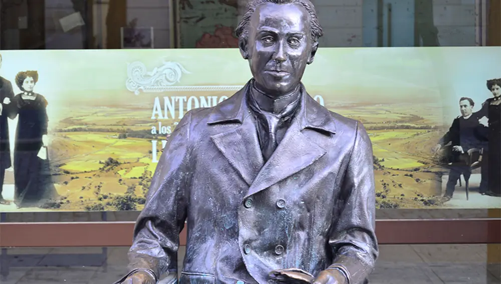 Estatua de Antonio Machado en Soria