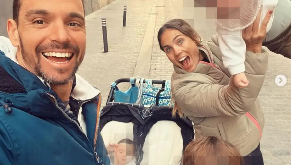 Blanca Manchón junto a su marido y sus hijos