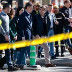 El presidente Sánchez visita el edificio afectado por un devastador incendio en València