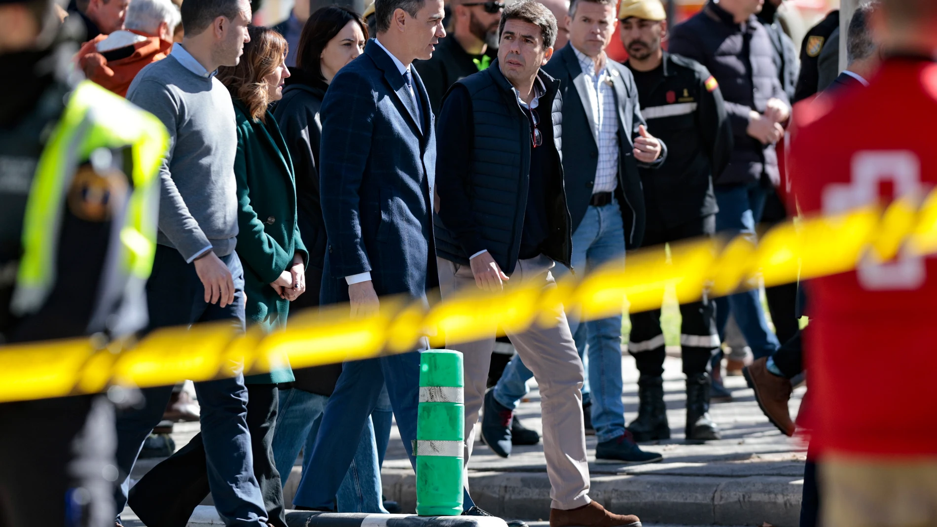 VALENCIA, 23/02/2024.- El presidente del Gobierno, Pedro Sánchez (centro), acompañado por el president de la Generalitat, Carlos Mazón, a su llegada este viernes al edificio afectado por un incendio ayer jueves en Valéncia, en el que de momento se contabilizan cuatro víctimas mortales, a falta de poder acceder al interior de la estructura, mientras que las personas no localizadas se sitúan en estos momentos en 14, aunque esta cifra puede ir variando conforme prosigan las investigaciones. EFE/...