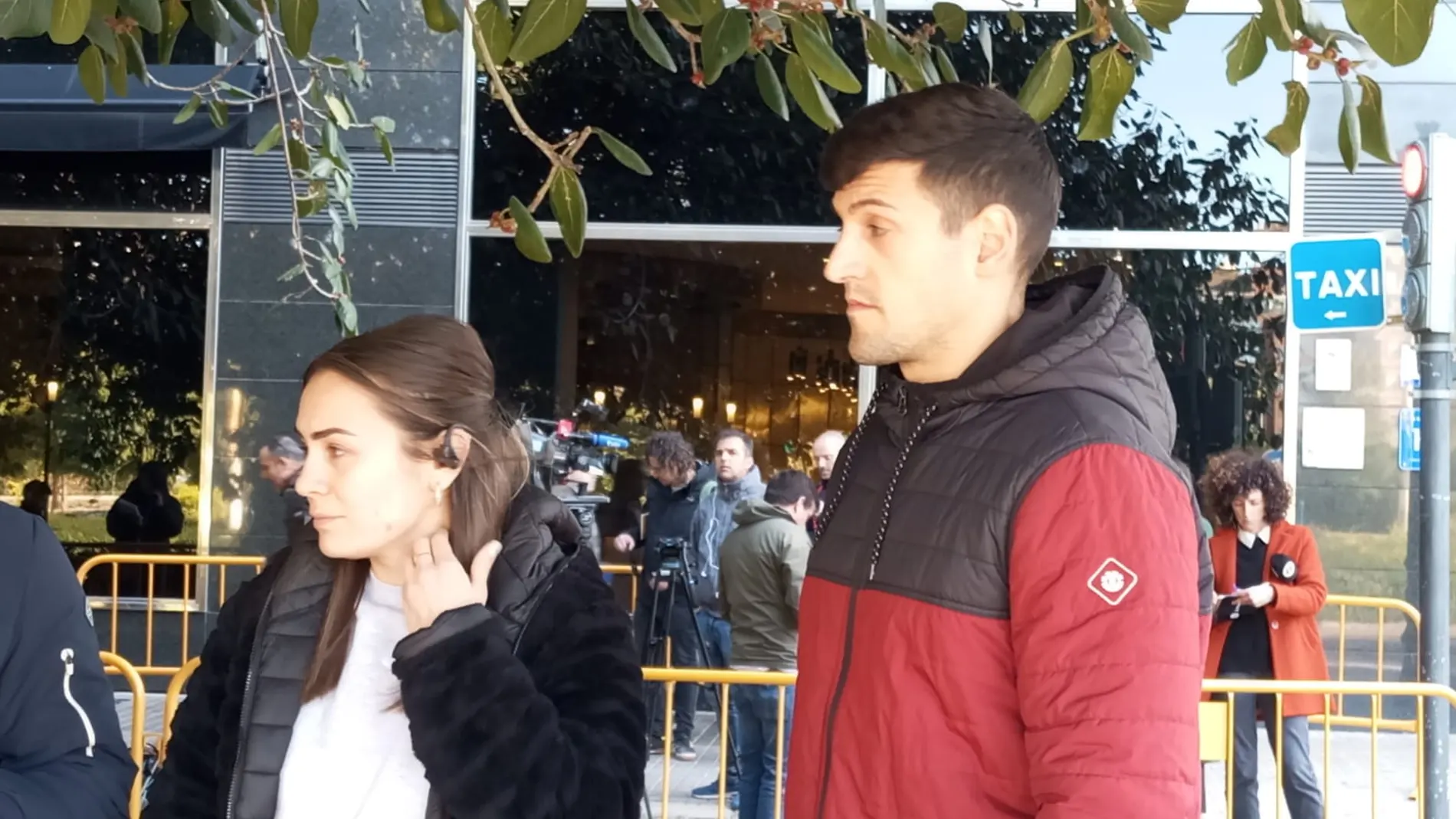 Laura y Manu, vecinos del edificio: "Hay gente llamando a sus hijos, y no les contestan"