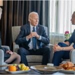 En una foto difundida por la Casa Blanca el jueves, se ve al presidente Joe Biden reunido con la esposa y la hija de Alexey Navalny, Yulia y Dasha Navalnaya, en San Francisco, California. 