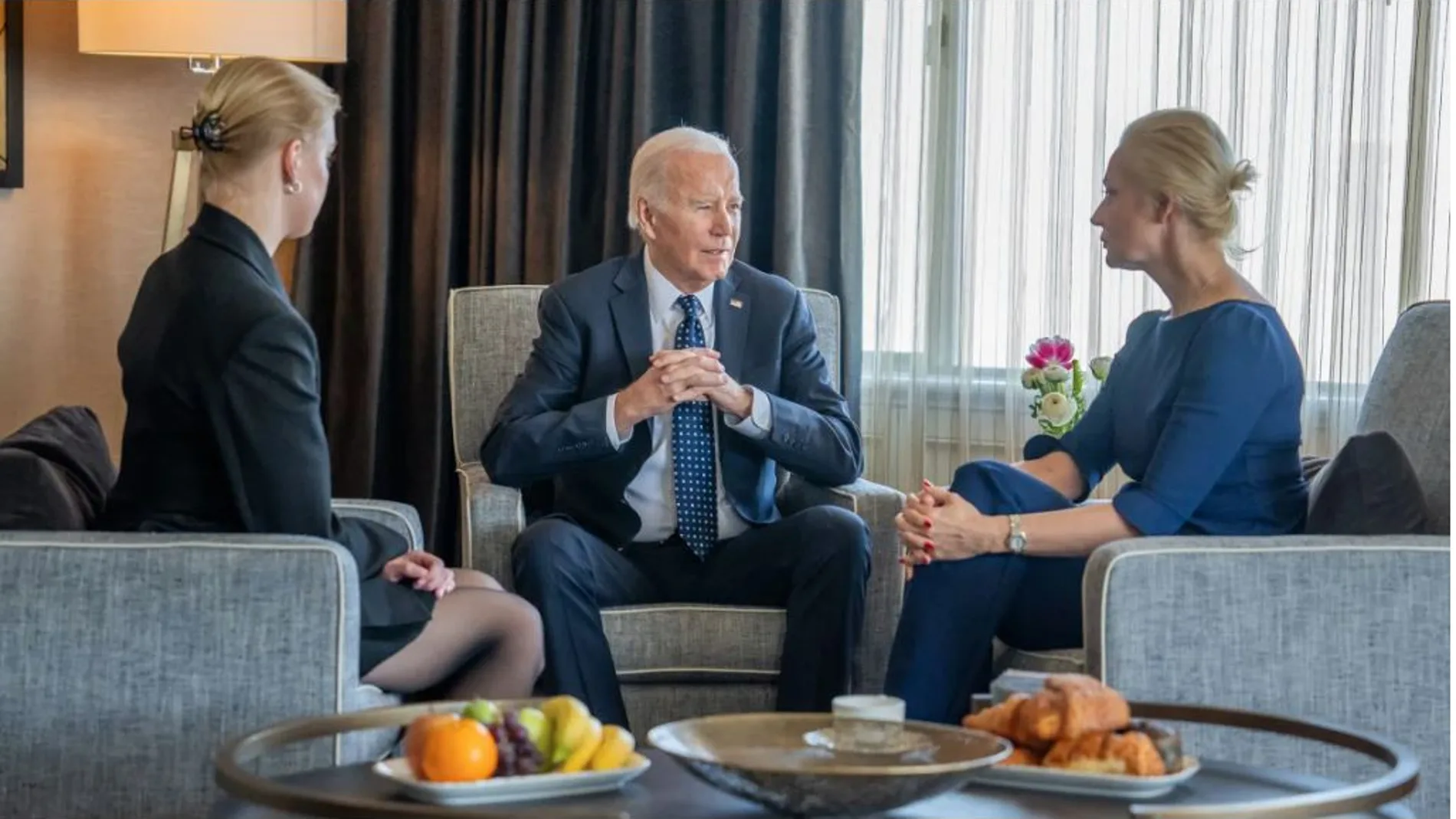 En una foto difundida por la Casa Blanca el jueves, se ve al presidente Joe Biden reunido con la esposa y la hija de Alexey Navalny, Yulia y Dasha Navalnaya, en San Francisco, California.