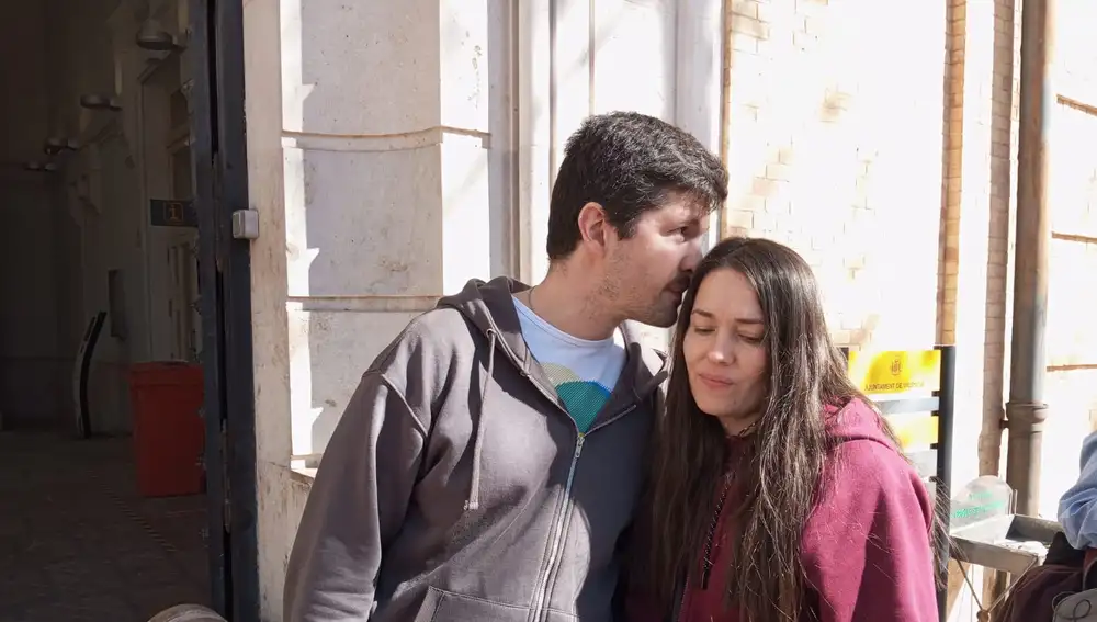 Yuri y su mujer esta mañana en el edificio de Tabacalera
