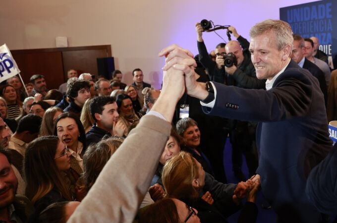 Rueda saluda a militantes tras ganar las elecciones.