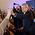 Rueda saluda a militantes tras ganar las elecciones.