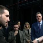 Alejandro Navas y Bayona charlan con Pedro Sánchez sobre "La sociedad de la nieve"