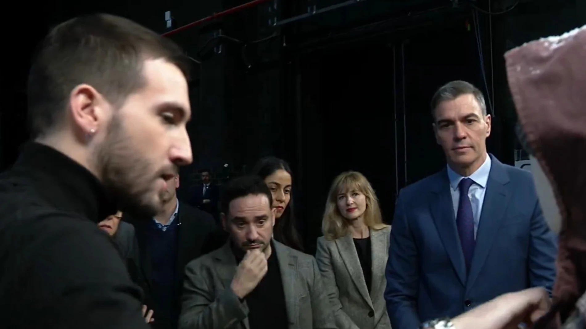 Alejandro Navas y Bayona charlan con Pedro Sánchez sobre "La sociedad de la nieve"