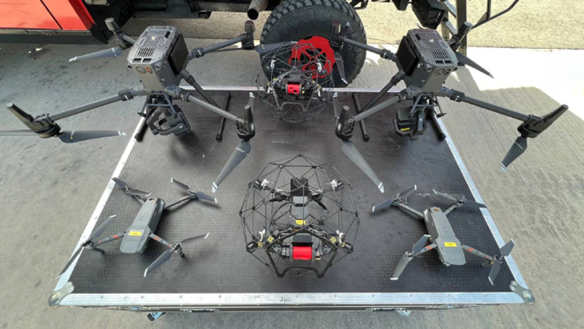 Los drones Elios II, Matrice 300 RTK y Mavic II adquiridos por la UME en 2022 y que se están usando en el incendio de Valencia. que la UME está usando en el incendio de Valencia.
