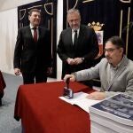 El consejero de Economía y Hacienda, Carlos Fernández Carriedo, registra en las Cortes el proyecto de Ley de Presupuetsos junto a Carlos Pollán
