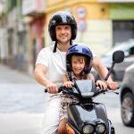 Padre e hija en moto.