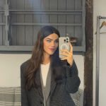 Violeta Mangri&ntilde;&aacute;n con blazer de Mango.