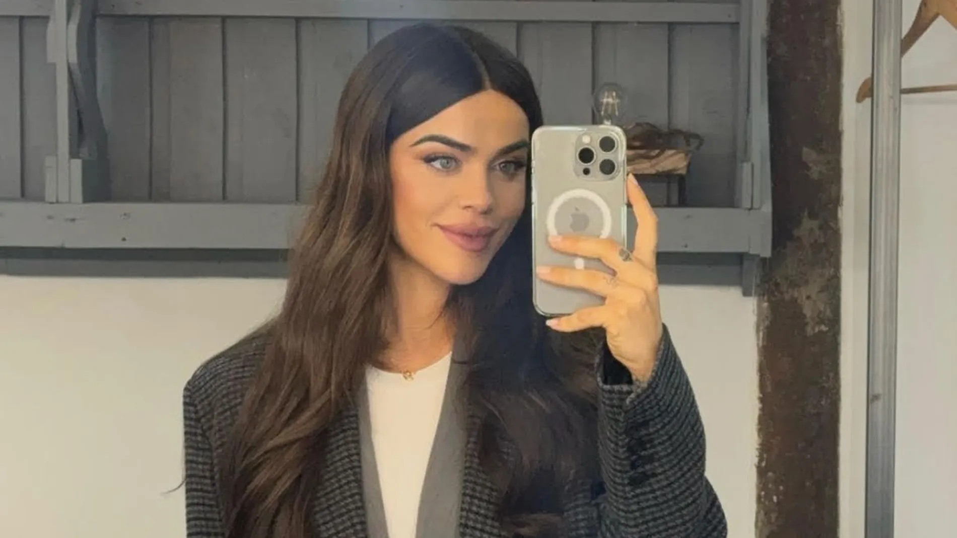 Violeta Mangriñán con blazer de Mango.