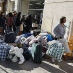 Numerosas personas se han acercado a dejar ropa, mantas y calzado para los vecinos afectados por el incendio de un edificio de València, en el que de momento se contabilizan cuatro víctimas mortales, a falta de poder acceder al interior de la estructura, mientras que las personas no localizadas se sitúan en estos momentos en 14, aunque esta cifra puede ir variando conforme prosigan las investigaciones. 