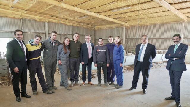 El consejero Gerardo Dueñas visita a un grupo de jóvenes ganaderos