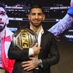 -El luchador hispano georgiano Ilia Topuria, campeón del mundo de artes marciales mixtas en peso pluma, este jueves durante la rueda de prensa en Madrid.
