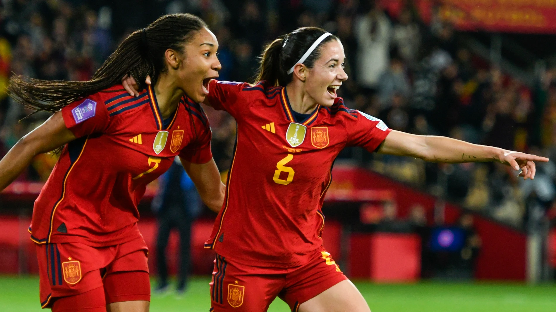 SEVILLA, 23/02/2024.- La centrocampista de la selección española Aitana Bonmatí (d) celebra con Salma Paralluelo tras marcar el segundo gol ante Países Bajos, durante el encuentro correspondiente a la semifinal de la Liga de Naciones que disputan hoy viernes en el estadio de La Cartuja, en Sevilla. EFE/Raúl Caro