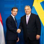 El primer ministro húngaro, Viktor Oban, estrecha la mano de su homólogo sueco, Ulf Kristersson, el viernes en Budapest