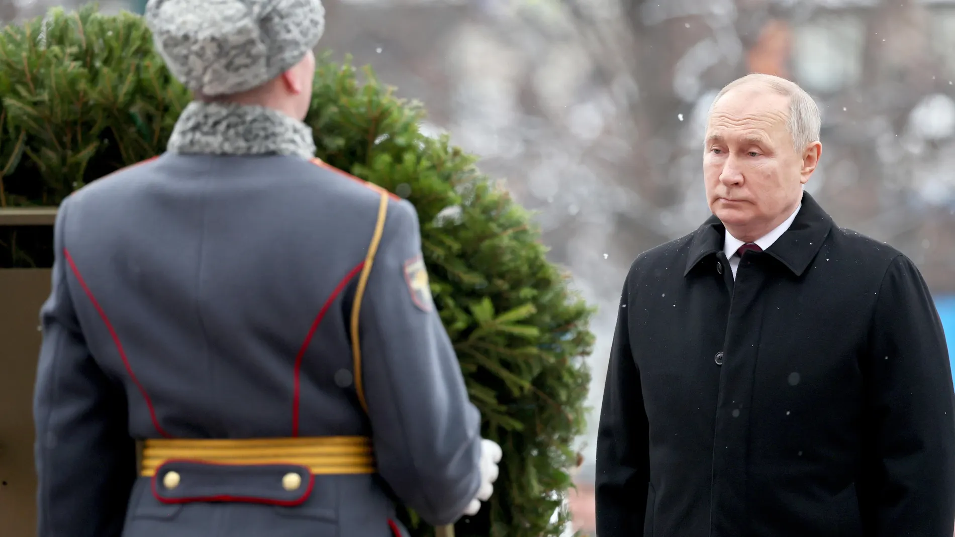 Moscow (Russian Federation), 22/02/2024.- Russian President Vladimir Putin takes part in a wreath laying ceremony at the Tomb of the Unknown Soldier in Alexander Garden on Defender of the Fatherland Day, in Moscow, Russia, 23 February 2024. Defender of the Fatherland Day is celebrated annually on 23 February in Russia, Belarus, Kyrgyzstan, and Tajikistan marking the date in 1918 when the first mass draft into the Red Army took place in Moscow and Petrograd during the country's Civil War and w...