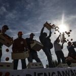 Decenas de tractores entran en València para concentrarse en el Puerto en la tercera protesta conjunta de las principales organizaciones agrarias, con el apoyo de las cooperativas, para reclamar un giro de las políticas a la Generalitat, el Gobierno y la Unión Europea, la preferencia comunitaria, la reciprocidad con las importaciones de países terceros y unos controles eficaces para evitar la entrada de nuevas plagas y enfermedades. En la imagen los agricultores arrojan verduras al suelo durante la concentración. 