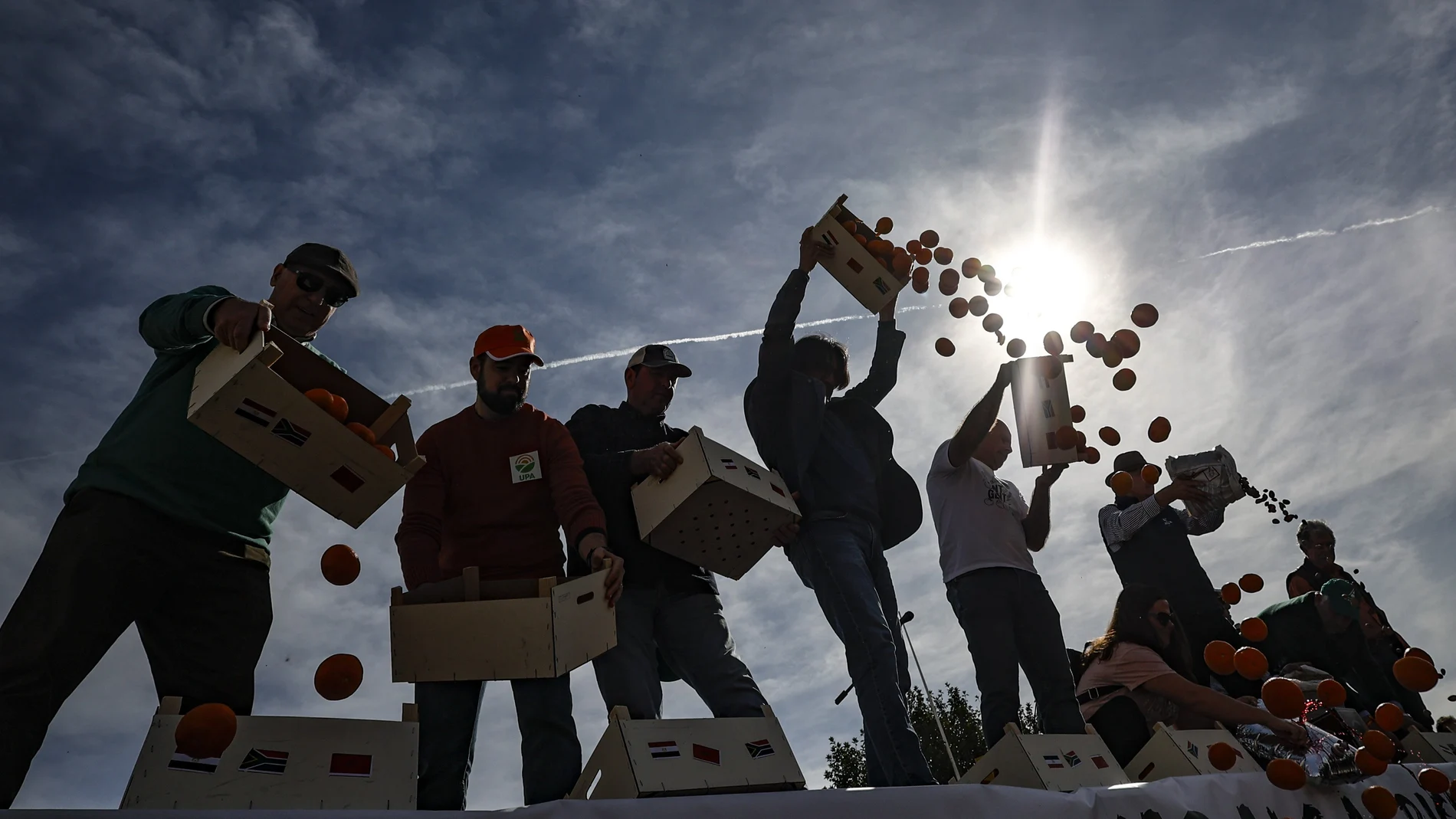 Decenas de tractores entran en València para concentrarse en el Puerto en la tercera protesta conjunta de las principales organizaciones agrarias, con el apoyo de las cooperativas, para reclamar un giro de las políticas a la Generalitat, el Gobierno y la Unión Europea, la preferencia comunitaria, la reciprocidad con las importaciones de países terceros y unos controles eficaces para evitar la entrada de nuevas plagas y enfermedades. En la imagen los agricultores arrojan verduras al suelo durante la concentración.