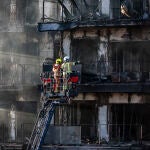 Cuatro muertos y 19 desaparecidos en el incendio de dos edificios de viviendas en València