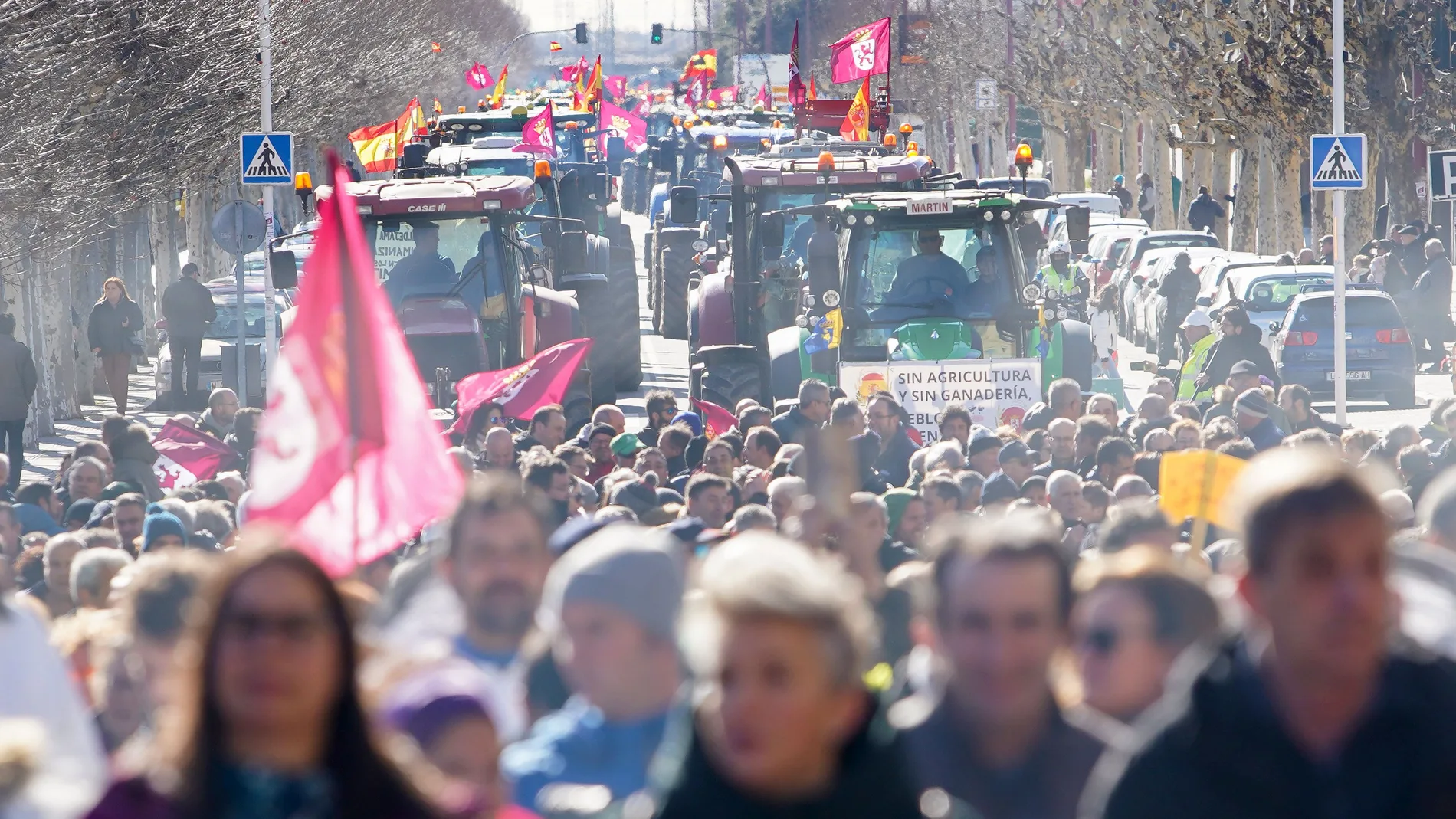 Cientos de tractores colapsan León en defensa del campo y por la unidad de acción