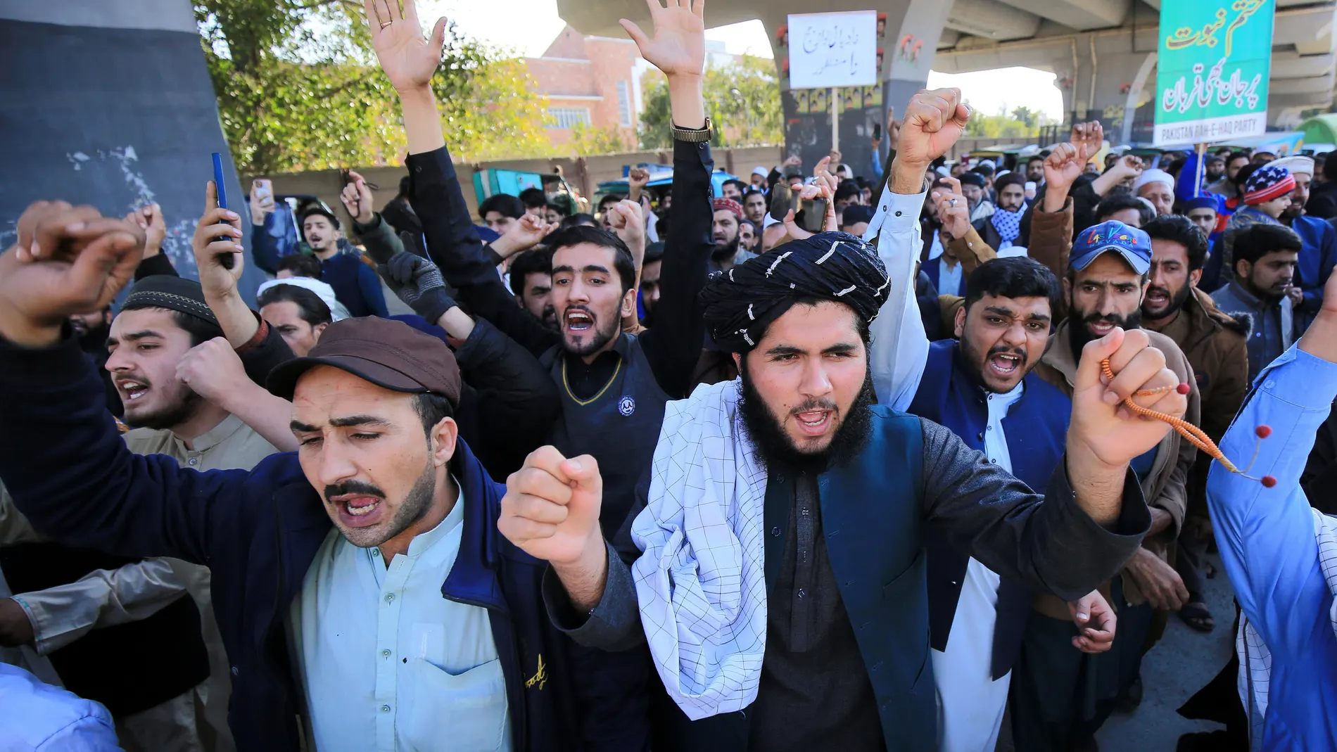 Peshawar (Pakistan), 23/02/2024.- People gather to protest against a recent judgement passed by the Chief Justice of Pakistan, Qazi Faez Isa, in Peshawar, Pakistan, 23 February 2024. Supporters of Pakistani Islamist parties rallied against the Chief Justice's remarks, alleging blasphemy. The protest, led by groups including Tehreek-e-Labaik Pakistan, denounced Chief Justice Qazi Faez Isa's comments in a case involving an Ahmadi community member. The court's decision to grant bail to the accus...