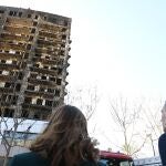 El presidente del Gobierno, Pedro Sánchez, se ha desplazado este viernes a València para conocer de primera mano los detalles del trágico incendio que ha asolado dos edificios en el barrio de Campanar.
