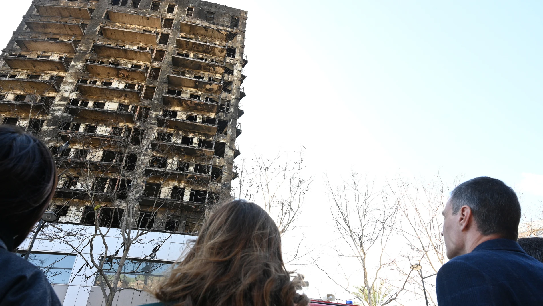 El presidente del Gobierno, Pedro Sánchez, se ha desplazado este viernes a València para conocer de primera mano los detalles del trágico incendio que ha asolado dos edificios en el barrio de Campanar.