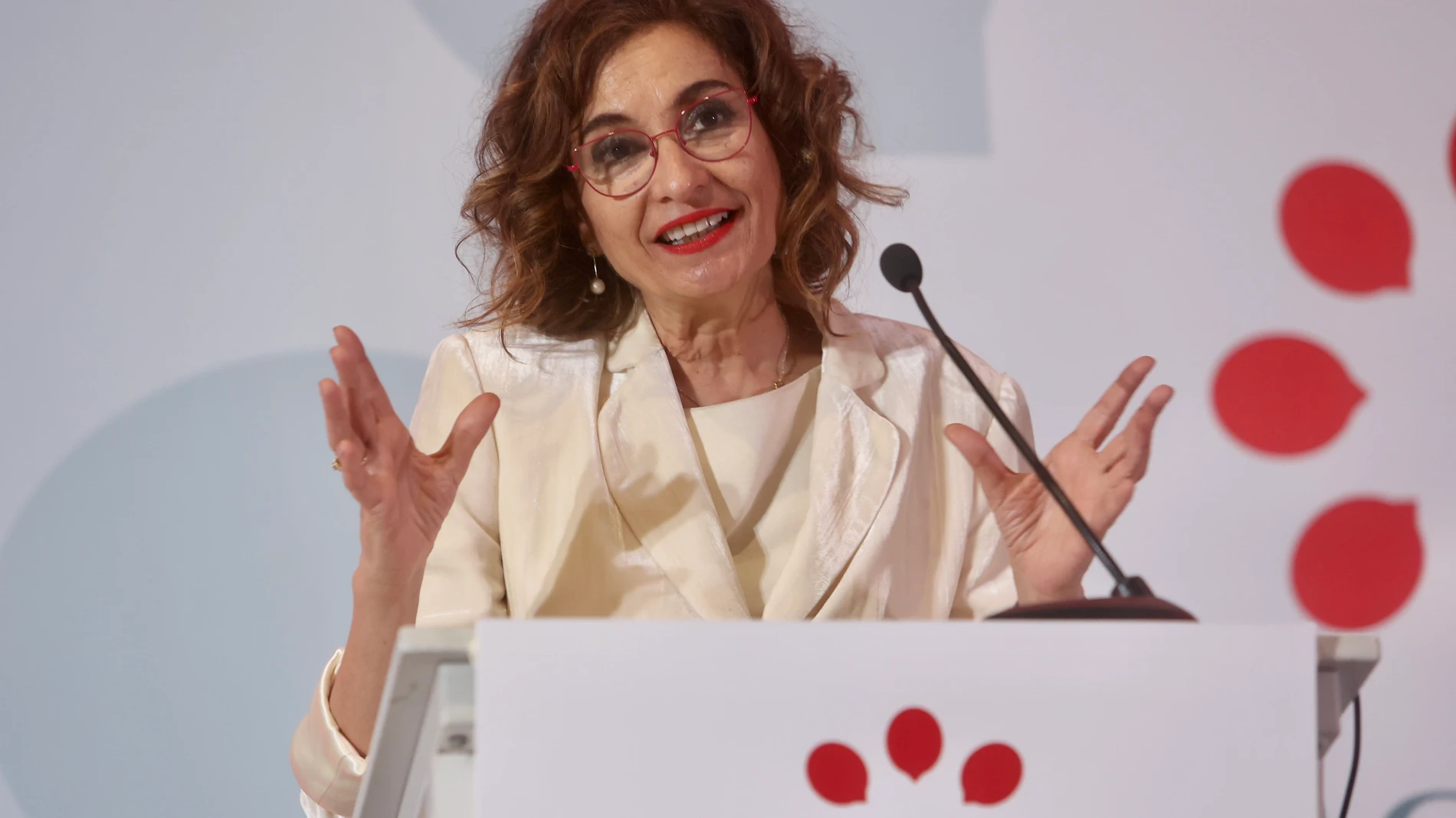 La vicepresidenta primera del Gobierno y ministra de Hacienda, María Jesús Montero,durante un desayuno-coloquio del Foro Joly, a 23 de febrero de 2024 en Cádiz (Andalucía, España). La vicepresidenta primera del Gobierno y ministra de Hacienda, María Jesús Montero, ha participado en un desayuno-coloquio del Foro Joly para comentar todos los temas de actualidad del gobierno y de su ministerio. 23 FEBRERO 2024 Nacho Frade / Europa Press 23/02/2024