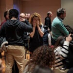 El Ayuntamiento de València, representado por la tercera teniente de alcalde, Julia Climent, se reúne con los vecinos afectados por el incendio que ha devastado sus viviendas en el barrio de Campanar de València