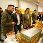 Conrado Íscar recorre los expositores del I Salón de la Miel