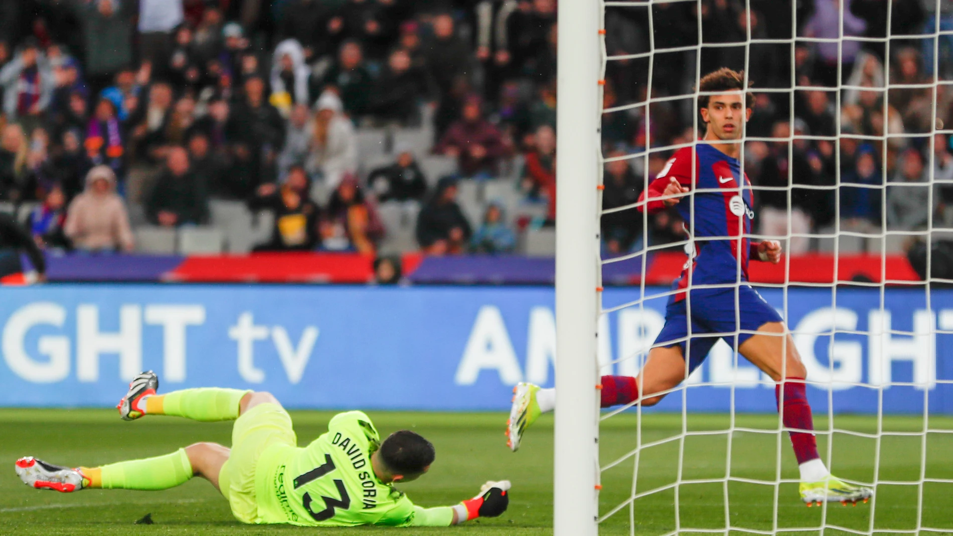 BARCELONA, 24/02/2024.- El delantero portugués del Barcelona Joao Felix (d) consigue el segundo gol de su equipo durante el partido de LaLiga entre el Barcelona y el Getafe, este sábado en el estadio de Montjuich, en Barcelona. EFE/ Alberto Estévez