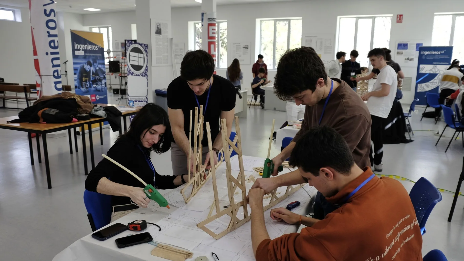 El VIII Concurso de Grúas desafía la creatividad de medio centenar de alumnos de la Cátedra ingenierosVA