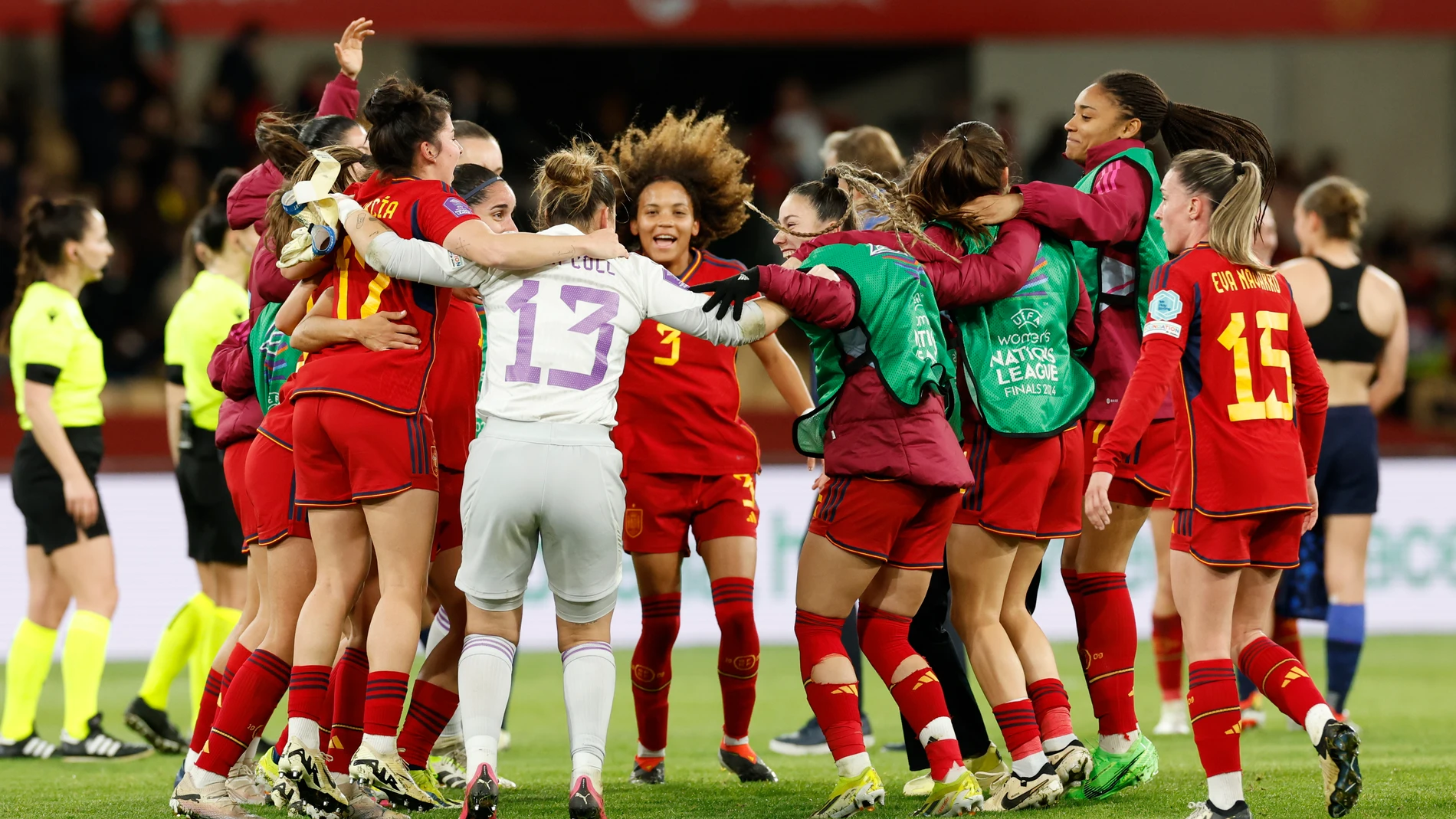 SEVILLA, 23/02/2024.- Las jugadoras de la selección española celebran su clasificación para los Juegos Olímpicos de París tras derrotar a Países Bajos en el encuentro correspondiente a la semifinal de la Liga de Naciones que han disputado hoy viernes en el estadio de La Cartuja, en Sevilla. EFE/Julio Muñoz