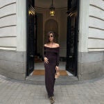 Violeta con vestido marrón