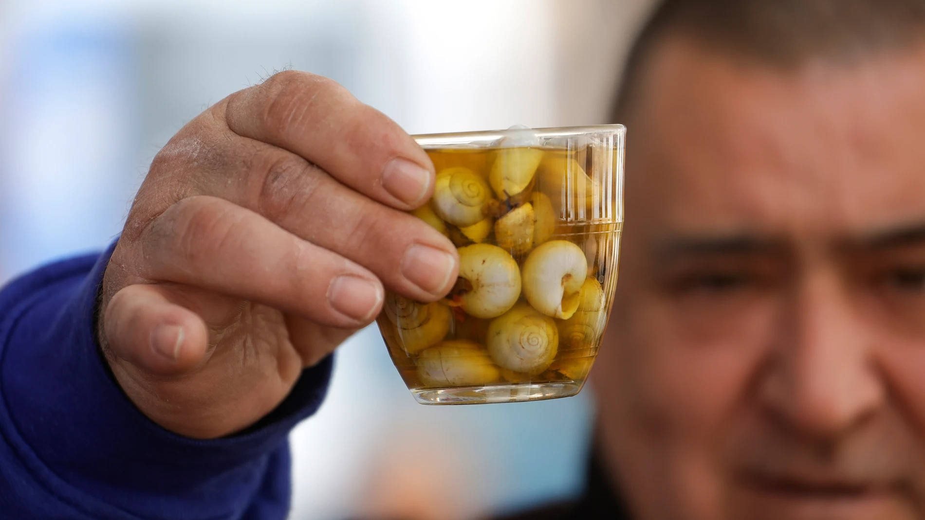 . La nueva temporada de caracoles en Córdoba, con un total de 35 puestos ubicados en plazas y calles de la ciudad, arranca un año más con mezcla de recetas tradicionales e innovadoras y con una ligera subida de los precios debido al aumento de costes que no impedirán degustar hasta el 19 de junio este típico manjar cordobés. EFE/Salas