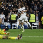 El centrocampista del Real Madrid Luka Modric (arriba) celebra tras marcar ante el Sevilla, durante el partido de Liga que Real Madrid y Sevilla FC disputan este domingo en el estadio Santiago Bernabéu.